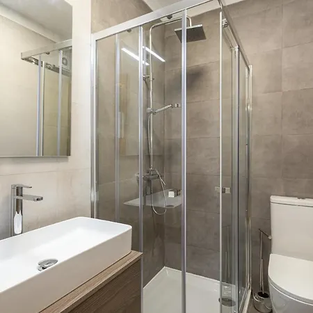 Miral 2 - Front With Pool Apartmán